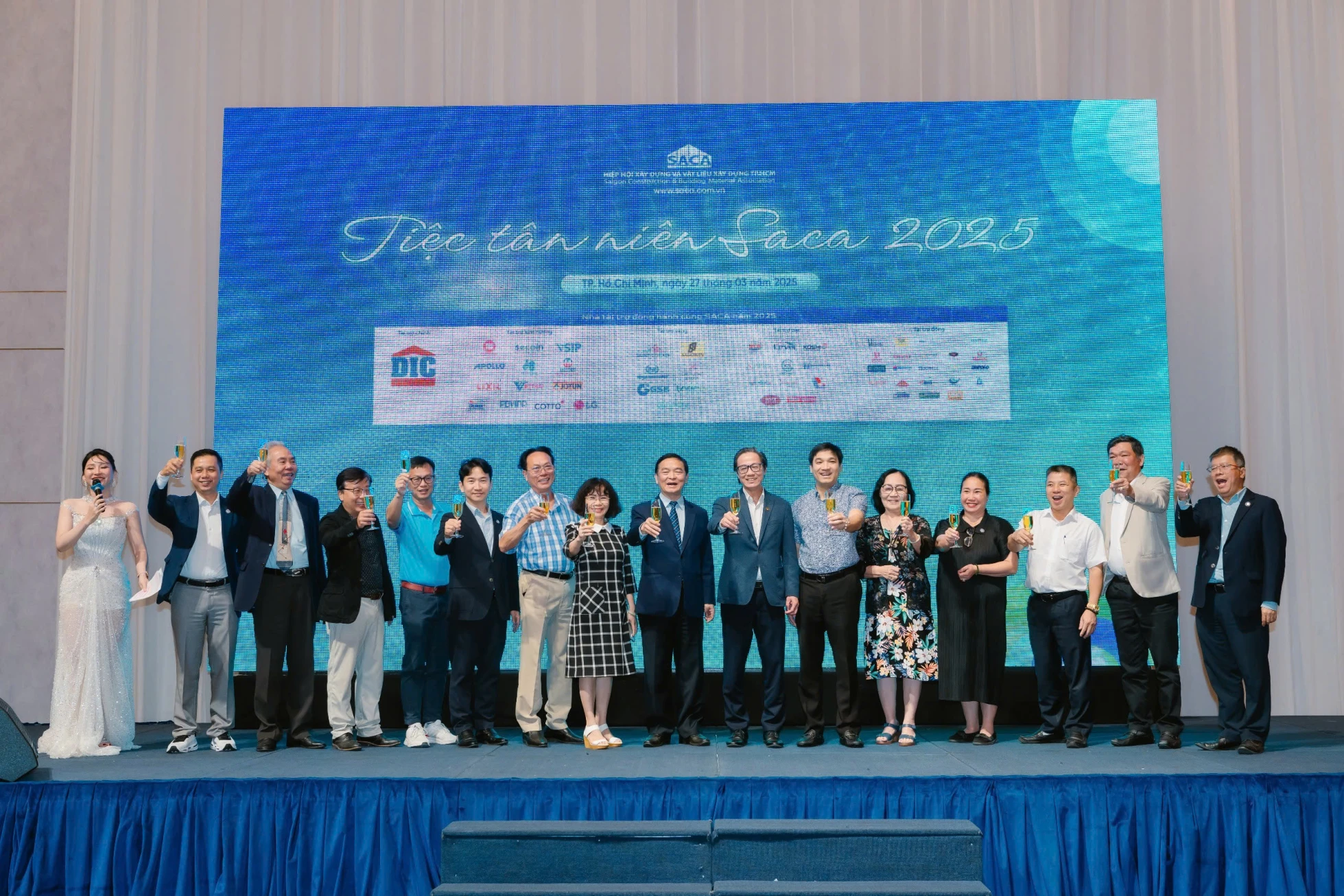 https://static.quochuyanhcorp.vn/21250/2025/Hoạt động SACA/Ngày Hội Kinh Doanh SBA 2025/z6459767117681_137ba17199ce284ad5240743dfab8159.jpg